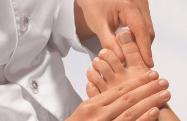 Прегледот на прстите на докторот со габата на нозете